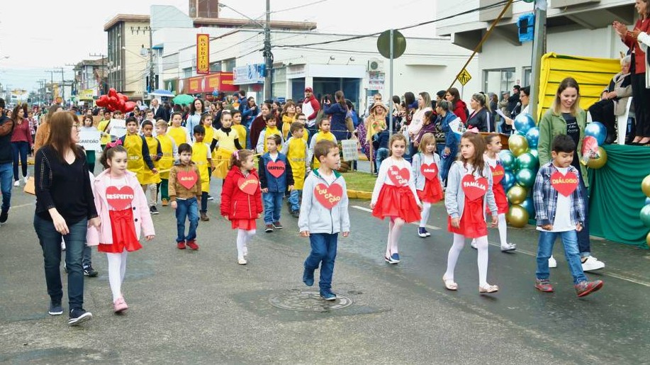 Desfile Cívico vai contar com mais de 2,3 mil pessoas em Forquilhinha 7 Desfile