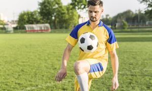 conceito de futebol amador com treinamento de homem
