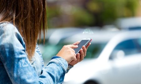 telefone movel na mao de uma mulher imagem ao ar livre