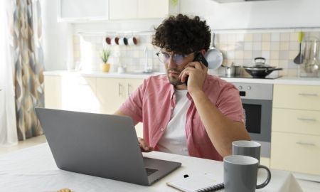 homem de vista lateral falando no telefone