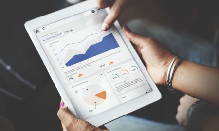 maos usando tabuleta tela mostrando estatisticas negocio dados