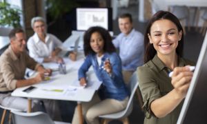 pessoas usando dispositivo digital durante uma reuniao