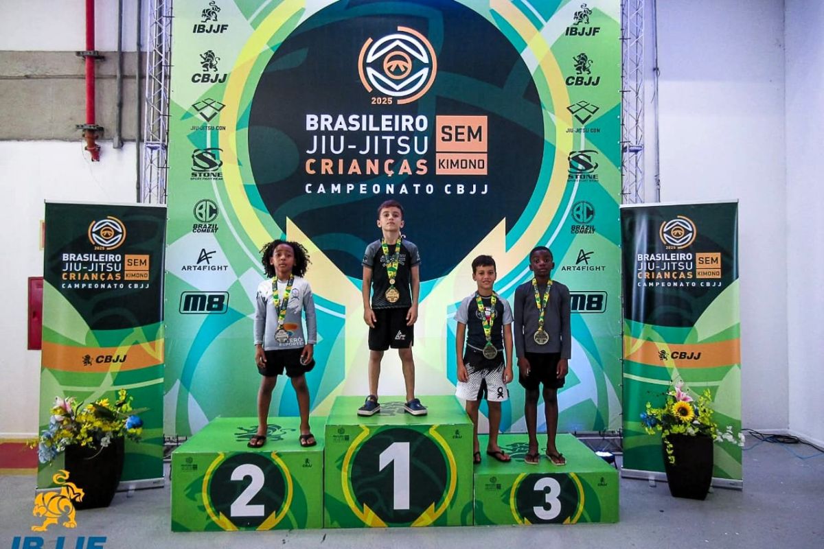 Aos nove anos, atleta da Santa Cruz conquista bronze em campeonato histórico de jiu-jitsu no RJ 7 Atleta