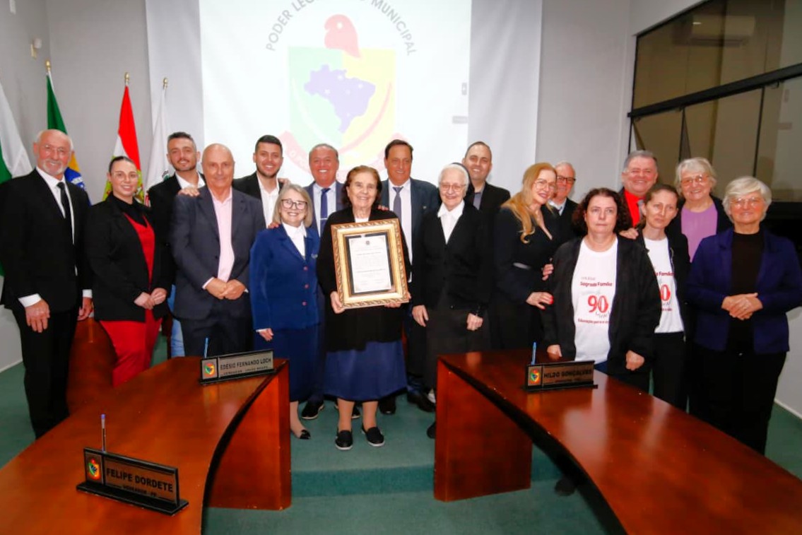 Câmara realiza Sessão Especial em homenagem aos 90 anos do Colégio Sagrada Família 7 Camara realiza Sessao Especial em homenagem aos 90 anos do Colegio Sagrada Familia