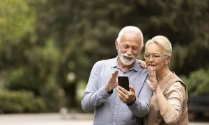 casal de tiro medio com smartphone