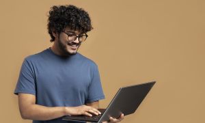 homem vestindo camiseta gesticulando